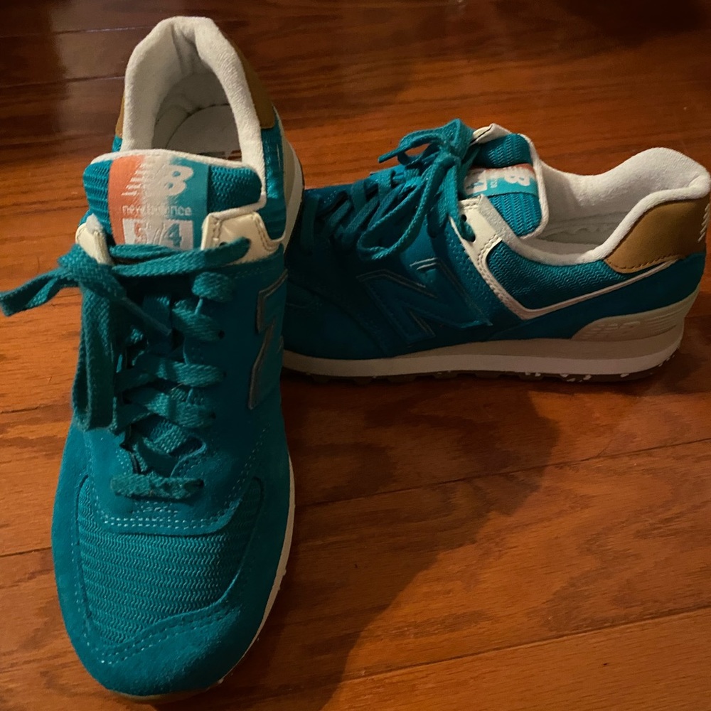 Excellent condition New Balance 574.  Maybe worn twice.  Size 8.5